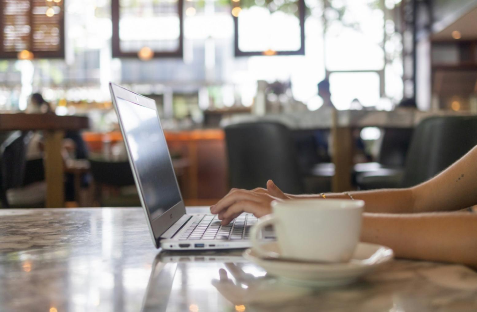 Рабочее место с компьютером и документами